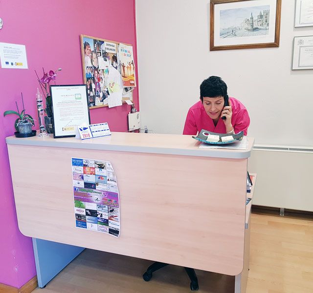 Centro de Fisioterapia Milagros Fernández recepcionista 